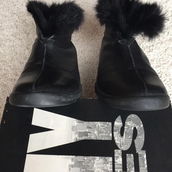 DKNY V-Neck Bootie.  Size 7 - Picture 4 of 8